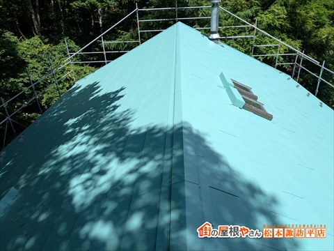 茅野市白樺高原別荘屋根カバー工法　施工後の屋根全景